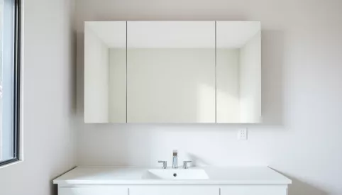 Na jakiej wysokości szafka z lustrem nad umywalką